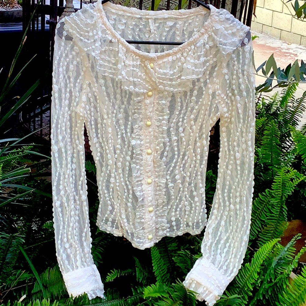 Lace like blouse with bottom down front